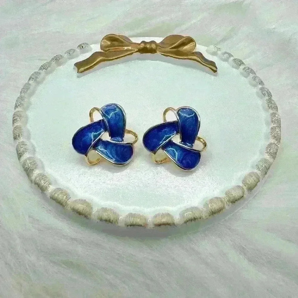 Cute Enamel Flower Earrings Stud Earrings in Blue - Picture 1 of 4